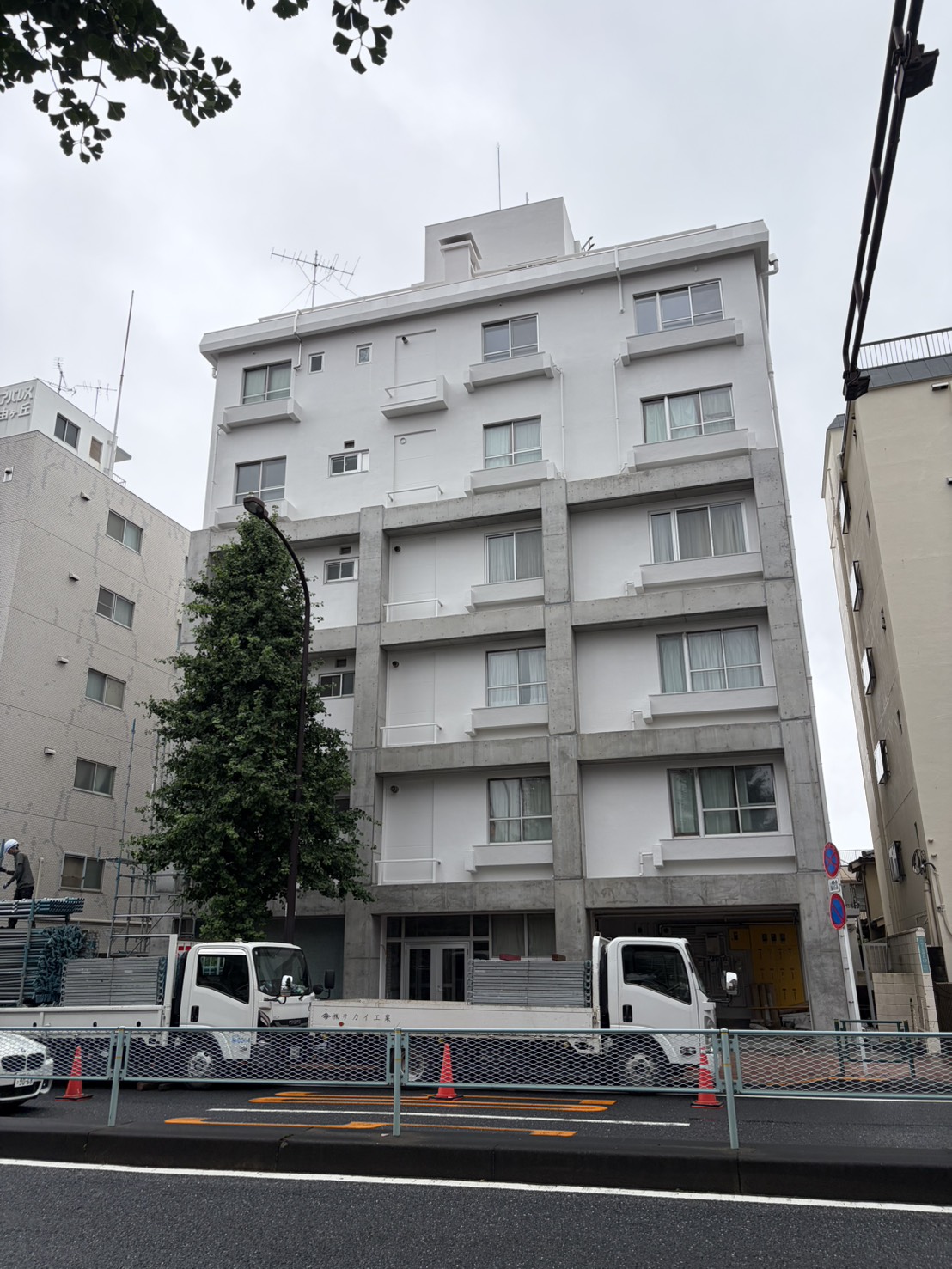 耐震補強が施されたマンションの外観